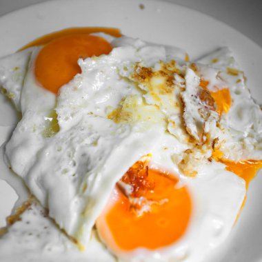 sağlıklı kahvaltı kahve ile kızarmış yumurta 