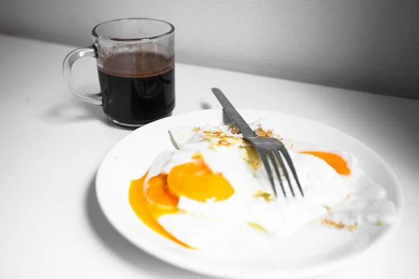 Gebakken eieren voor het lekkere ontbijt — Stockfoto