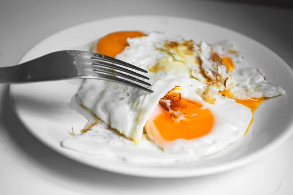 Stekta ägg med kaffe för hälsosam frukost — Stockfoto