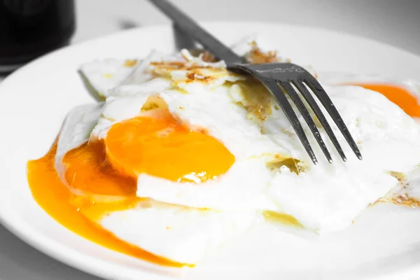 Gebakken eieren voor het lekkere ontbijt — Stockfoto