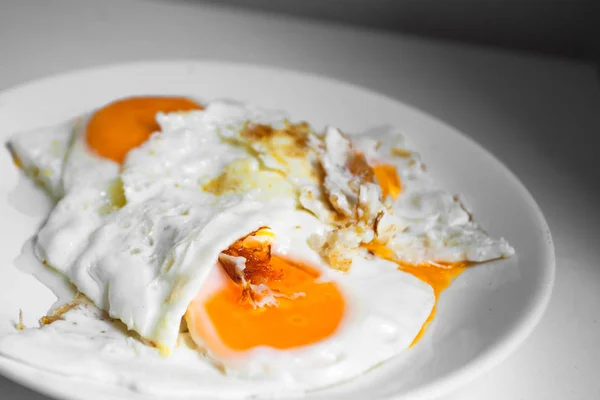 Huevos fritos con café para un desayuno saludable — Foto de Stock