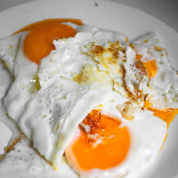 Ovos fritos com café para café da manhã saudável — Fotografia de Stock