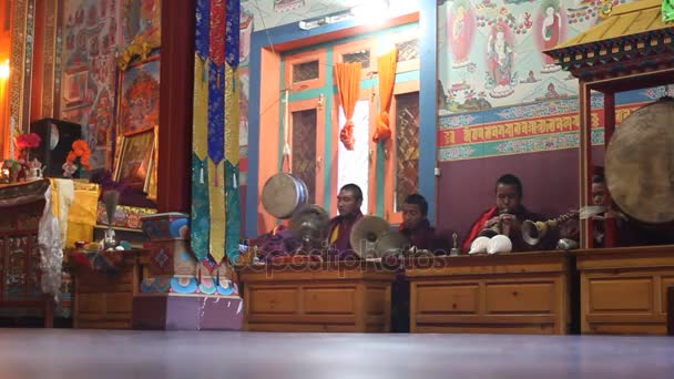 Monges budistas orando no templo ao pôr do sol orar . — Vídeo de Stock