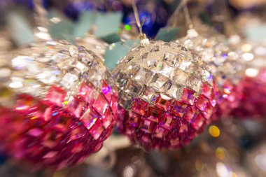 Tam sepeti Noel ağacı için gümüş ve pembe top