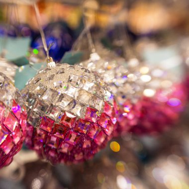 Tam sepeti Noel ağacı için gümüş ve pembe top