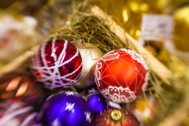 Tam sepeti Noel ağacı için farklı topları