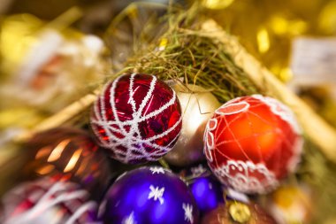 Tam sepeti Noel ağacı için farklı topları