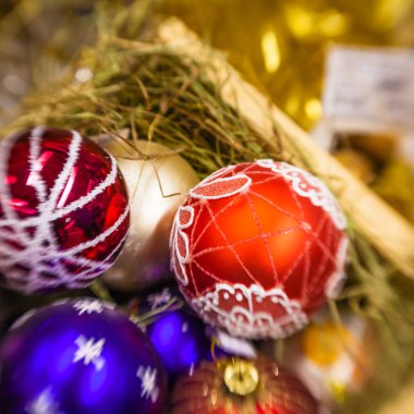 Tam sepeti Noel ağacı için farklı topları