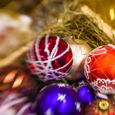 Tam sepeti Noel ağacı için farklı topları