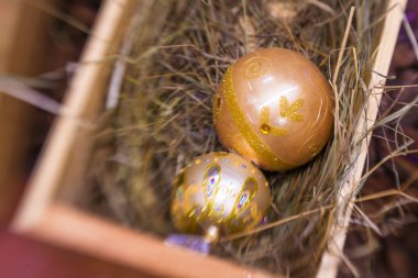 Tam sepeti Noel ağacı için farklı topları