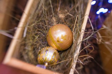 Tam sepeti Noel ağacı için farklı topları