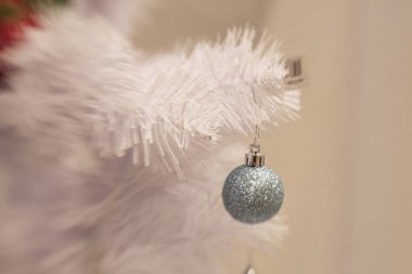 Çam dalları blurr ile topları ile beyaz Christmas dekorasyon