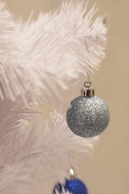 Çam dalları blurr ile topları ile beyaz Christmas dekorasyon