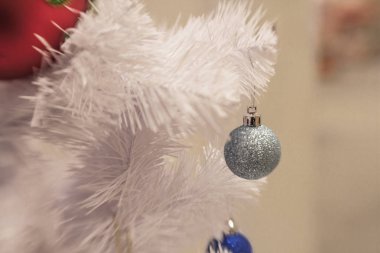 Çam dalları blurr ile topları ile beyaz Christmas dekorasyon
