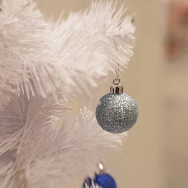Çam dalları blurr ile topları ile beyaz Christmas dekorasyon