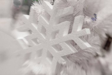 Beyaz Christmas dekorasyon kar tanesi köknar dallar ile 