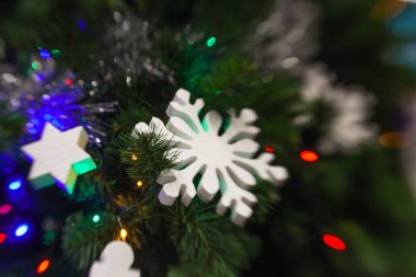 Larke beyaz kar tanesi üzerinde Noel tre ile Noel dekorasyon