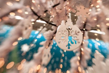 Beyaz Christmas dekorasyon kar tanesi köknar dallar ile 