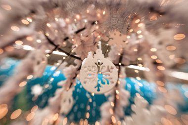 Beyaz Christmas dekorasyon kar tanesi köknar dallar ile 