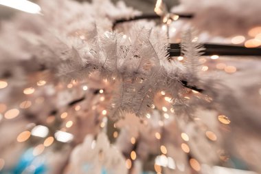 Beyaz Christmas dekorasyon kar tanesi köknar dallar ile 