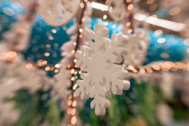 Beyaz Christmas dekorasyon kar tanesi köknar dallar ile 