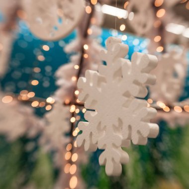 Beyaz Christmas dekorasyon kar tanesi köknar dallar ile 