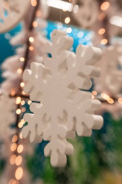 Beyaz Christmas dekorasyon kar tanesi köknar dallar ile 