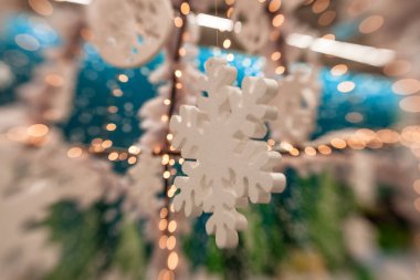 Beyaz Christmas dekorasyon kar tanesi köknar dallar ile 