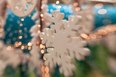 Beyaz Christmas dekorasyon kar tanesi köknar dallar ile 