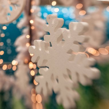 Beyaz Christmas dekorasyon kar tanesi köknar dallar ile 