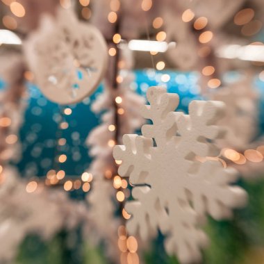 Beyaz Christmas dekorasyon kar tanesi köknar dallar ile 