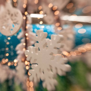 Beyaz Christmas dekorasyon kar tanesi köknar dallar ile 