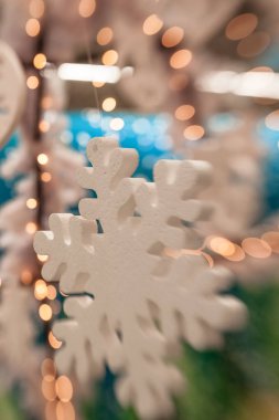 Beyaz Christmas dekorasyon kar tanesi köknar dallar ile 