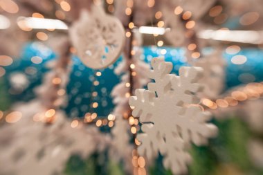 Beyaz Christmas dekorasyon kar tanesi köknar dallar ile 