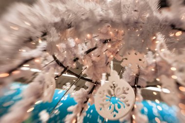 Beyaz Christmas dekorasyon kar tanesi köknar dallar ile 