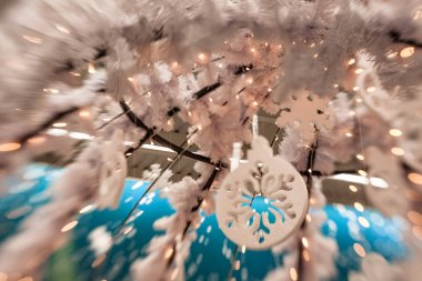 Beyaz Christmas dekorasyon kar tanesi köknar dallar ile 