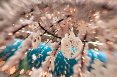 Beyaz Christmas dekorasyon kar tanesi köknar dallar ile 