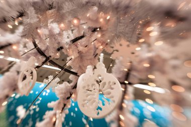 Beyaz Christmas dekorasyon kar tanesi köknar dallar ile 