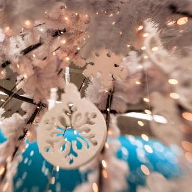 Beyaz Christmas dekorasyon kar tanesi köknar dallar ile 