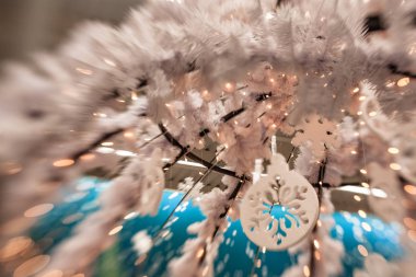 Beyaz Christmas dekorasyon kar tanesi köknar dallar ile 