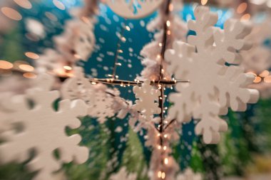 Beyaz Christmas dekorasyon kar tanesi köknar dallar ile 