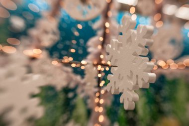 Beyaz Christmas dekorasyon kar tanesi köknar dallar ile 