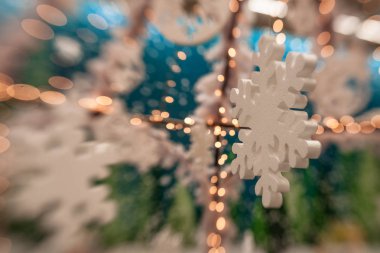 Beyaz Christmas dekorasyon kar tanesi köknar dallar ile 