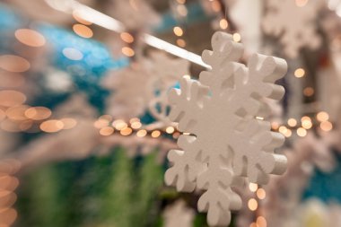 Beyaz Christmas dekorasyon kar tanesi köknar dallar ile 