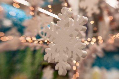 Beyaz Christmas dekorasyon kar tanesi köknar dallar ile 