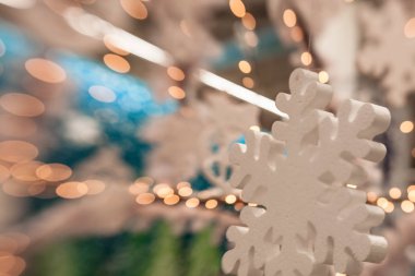 Beyaz Christmas dekorasyon kar tanesi köknar dallar ile 