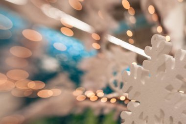 Beyaz Christmas dekorasyon kar tanesi köknar dallar ile 