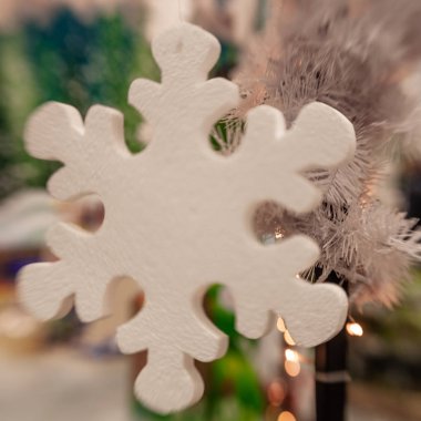 Beyaz Christmas dekorasyon kar tanesi köknar dallar ile 