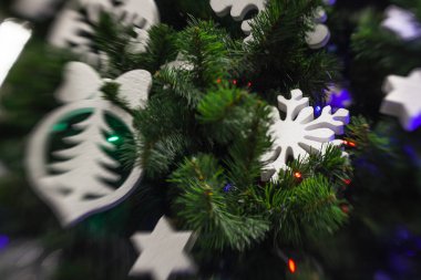 Larke beyaz kar tanesi üzerinde Noel tre ile Noel dekorasyon