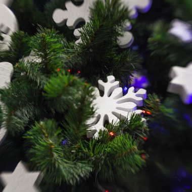 Larke beyaz kar tanesi üzerinde Noel tre ile Noel dekorasyon